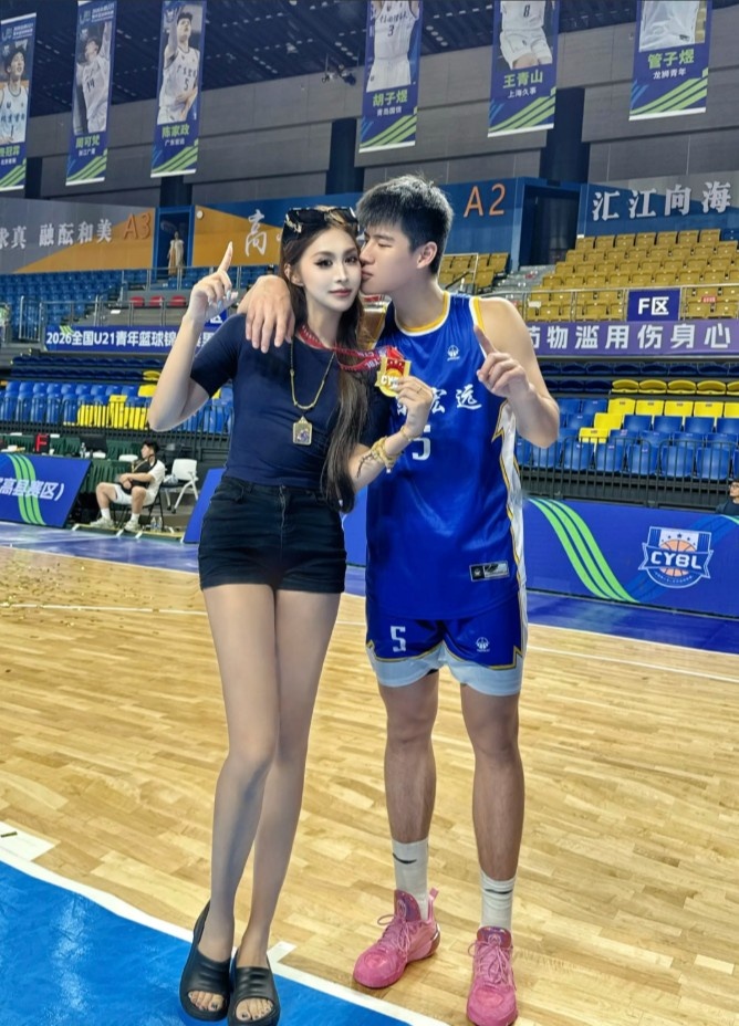陈家政女友晒甜蜜合照：向下扎根 向上生长 向阳而生❤️‍?