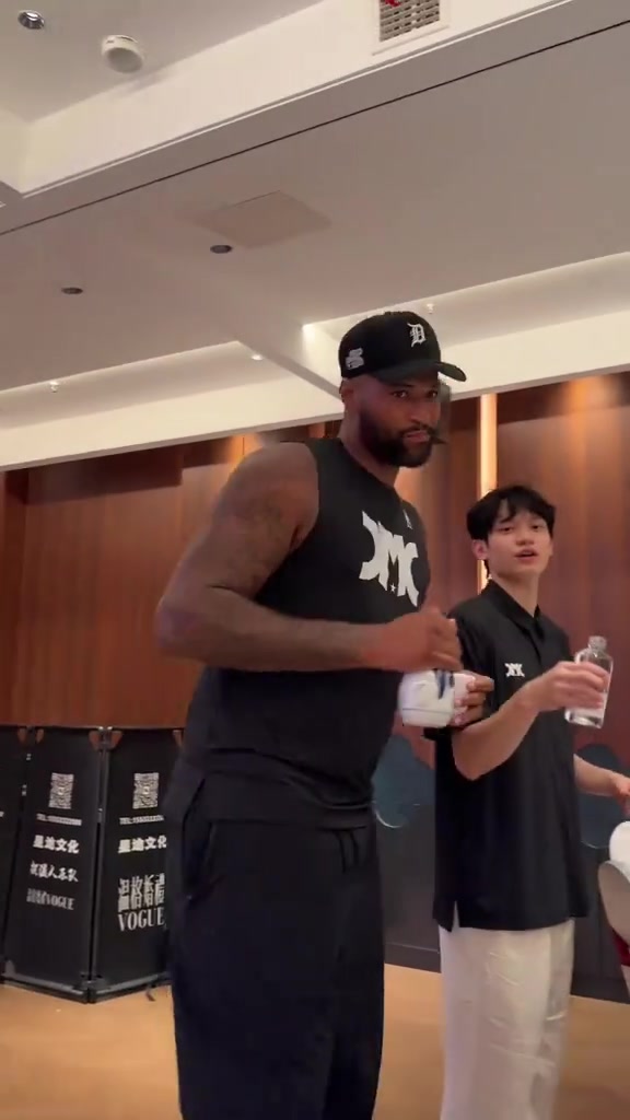 入乡随俗挨桌敬酒！考辛斯中国行 手持酒瓶抱拳致敬&霸气侧漏